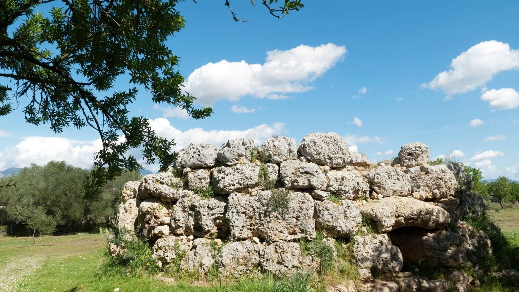Naveta des Tudons, prehistoric monument in Menorca
